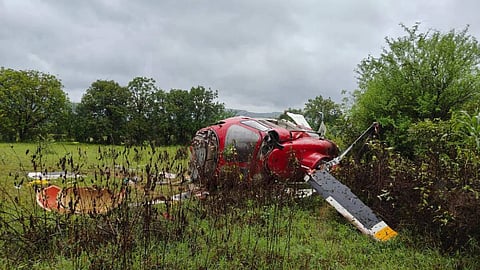 മോശം കാലാവസ്ഥ; പൂനെയില് ഹെലികോപ്റ്റര് തകര്ന്നു വീണു