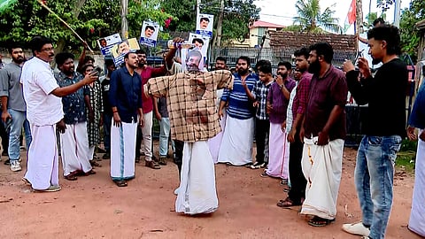 മുകേഷിൻ്റെ രാജി ആവശ്യപ്പെട്ട് യൂത്ത് കോൺഗ്രസ് മാർച്ച്; കോലം കത്തിച്ച് പ്രതിഷേധം