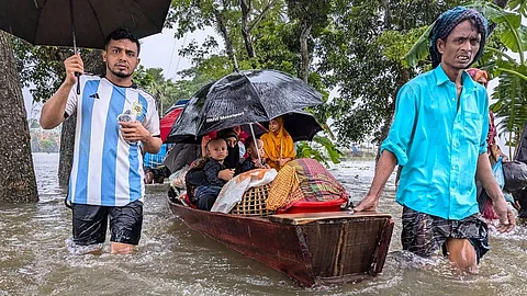ഭരണ പ്രതിസന്ധിക്കു പിന്നാലെ അപ്രതീക്ഷിത വെള്ളപ്പൊക്കവും; ദുരിതത്തിലായി ബംഗ്ലാദേശ് ജനത