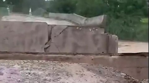 കനത്ത മഴ; ഗുജറാത്തിൽ വീണ്ടും പാലം തകർന്നു, വീഡിയോ