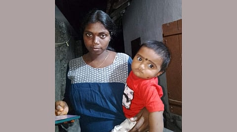 തിരുവല്ലയിലേക്ക് ട്രെയിന് കയറ്റി വിട്ടു, കൈയ്യില് ഫോണുമില്ല; എറണാകുളത്ത് യുവതിയെയും കുഞ്ഞിനെയും കാണാനില്ലെന്ന് പരാതി