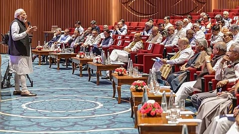 "റിഫോം, പെർഫോം, ട്രാൻസ്ഫോം ആൻഡ് ഇൻഫോം; സർക്കാർ പ്രവർത്തനങ്ങൾ ജനങ്ങളിലേക്ക് കൃത്യമായി എത്തിക്കണം"- നരേന്ദ്ര മോദി