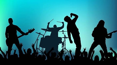 പകൽ അധ്യാപകൻ രാത്രി ബാൻഡ് ഗായകൻ; രണ്ട് ജീവിതം നയിക്കുന്ന ചൈനയിലെ മനുഷ്യൻ