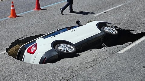 VIDEO | റോഡിലൂടെ സഞ്ചരിച്ച എസ്യുവിയെ മുഴുവനായി വിഴുങ്ങി വമ്പൻ കുഴി!