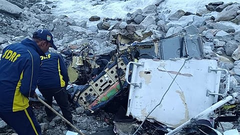 VIDEO | കേദാർനാഥിൽ എയർ ലിഫ്റ്റ് ചെയ്യുന്നതിനിടെ ഹെലികോപ്റ്റർ താഴെ വീണ് തകർന്നു