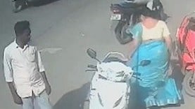 VIDEO/ വടാ പാവ് കഴിക്കാൻ സ്കൂട്ടർ നിർത്തി; കള്ളൻ അടിച്ചു മാറ്റിയത് അഞ്ച് ലക്ഷത്തിൻ്റെ സ്വർണം