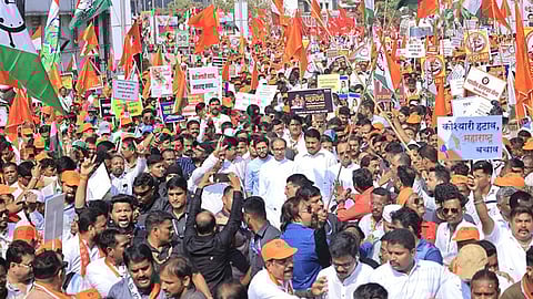 ശിവജി പ്രതിമ തകർന്നതിലുള്ള പ്രധാനമന്ത്രിയുടെ ക്ഷമാപണം അഹങ്കാരം; പ്രതിഷേധ റാലിയില് മഹാരാഷ്ട്രാ വികാരം ഉണർത്തി ഉദ്ധവ് താക്കറെ