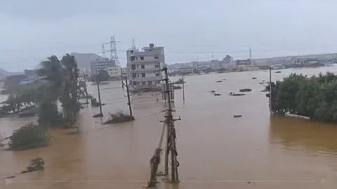 തെലങ്കാനയിലും ആന്ധ്രയിലും പേമാരി; മരണം 27 ആയി, നിരവധി പ്രദേശങ്ങൾ വെള്ളത്തിനടിയിൽ