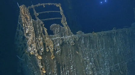 കപ്പലിൻ്റെ അണിയം തകർന്ന നിലയിൽ