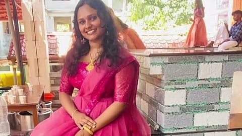 കൊല്ലം കടയ്ക്കലില് 22കാരി ശുചിമുറിയില് മരിച്ച നിലയില്; മരണത്തില് ദുരൂഹത