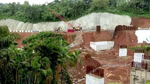 ദേശീയപാത വികസനം; ചെർക്കള – ചട്ടഞ്ചാൽ പാതയോരങ്ങളിൽ നിരന്തരമായി മണ്ണിടിച്ചിൽ; അശാസ്ത്രീയ നിർമാണത്തെ വിമർശിച്ച് ജനങ്ങള്