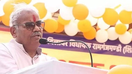 "ഇനി അക്ബർ ചക്രവർത്തിയെക്കുറിച്ച് പഠിക്കേണ്ട"; രാജസ്ഥാനിലെ സ്കൂൾ പാഠപുസ്തകങ്ങൾ മുഴുവൻ കത്തിക്കുമെന്ന് വിദ്യാഭ്യാസ മന്ത്രി