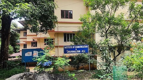 വ്യക്തിവിരോധം മൂലം ഇന്റേർണല് പരീക്ഷകളില് മാര്ക്ക് കുറയ്ക്കുന്നു; കോട്ടയം ഐസിജെ കോളേജ് പ്രിന്സിപ്പലിനെതിരെ വിദ്യാര്ഥി പ്രതിഷേധം