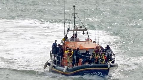 ഇംഗ്ലീഷ് ചാനലിൽ കുടിയേറ്റക്കാരുമായി സഞ്ചരിച്ച ബോട്ട് മുങ്ങി; 13 മരണം