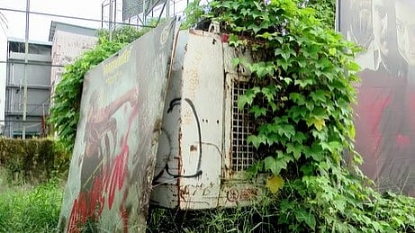 കൊണ്ടുവന്നത് മെട്രോ നിർമാണത്തിന്; ഇപ്പോള് തിരക്കേറിയ റോഡില് തുരുമ്പെടുക്കുന്നു, അപകട ഭീഷണിയായി പൈലിങ് യന്ത്രം