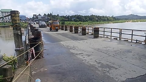 പട്ടാമ്പി പാലത്തിൻ്റെ കൈവരികളുടെ പുനർനിർമാണം അന്തിമഘട്ടത്തിൽ; കരാറില് അഴിമതിയുണ്ടെന്ന് നാട്ടുകാർ