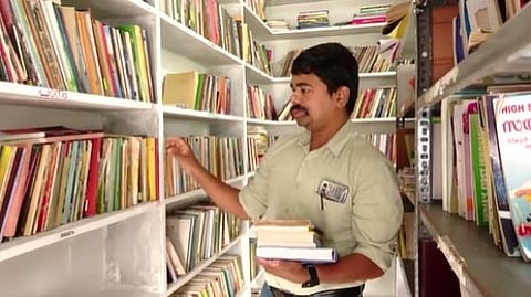അ .. എന്ന ആദ്യാക്ഷരം അതിജീവനമാക്കി അജേഷ്; പുസ്തകവണ്ടിയുമായി സഞ്ചരിക്കുന്ന അധ്യാപകന്