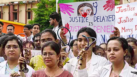 ഡോക്ടറുടെ ബലാത്സംഗക്കൊല: കേസ് ഒതുക്കി തീര്ക്കാന് പൊലീസ് പണം വാഗ്ദാനം ചെയ്തു; ഗുരുതര ആരോപണവുമായി പിതാവ്