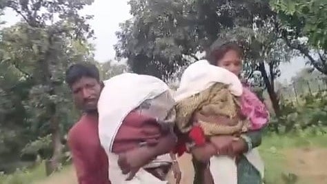 VIDEO | ആംബുലന്സില്ല, മരിച്ച കുട്ടികളുടെ മൃതദേഹങ്ങള് ചുമലിലേറ്റി 15 കിലോമീറ്ററോളം നടന്ന് മാതാപിതാക്കള്