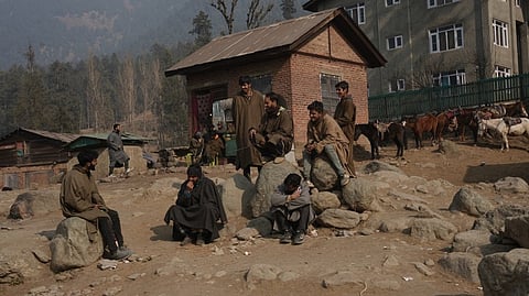 ആശങ്കകളും അത്ഭുതങ്ങളും നിറഞ്ഞ താഴ്വര; സന്ധിയില്ലാത്ത സംഘർഷങ്ങൾ, പത്തു വർഷത്തിനു ശേഷം കശ്മീർ ജനത പോളിംഗ് ബൂത്തിലേക്ക്