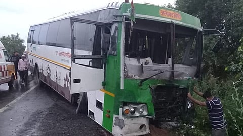 ആഗ്ര-അലിഗഢ് നാഷണൽ ഹൈവേയിൽ ബസും വാനും കൂട്ടിയിടിച്ച് അപകടം: 12 മരണം