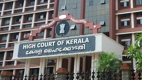 കരുവന്നൂർ ബാങ്ക് ക്രമക്കേട്; എ.സി. മൊയ്തീന്റെ ഭാര്യക്കും
മകൾക്കുമെതിരായ നടപടി പുനപരിശോധിക്കാൻ ഹൈക്കോടതി നിർദേശം