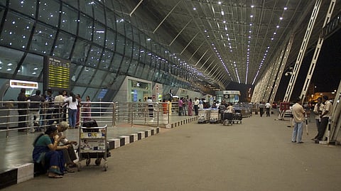 യാത്രക്കാരെ വലച്ച് കരാർ ജീവനക്കാരുടെ പണിമുടക്ക്; തിരുവനന്തപുരം എയര്പോര്ട്ടില് വിമാനങ്ങള് വൈകുന്നു