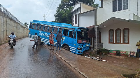 കണ്ണൂരിൽ സ്വകാര്യ ബസ് വീട്ടിലേക്ക് ഇടിച്ചുകയറി; യാത്രക്കാർക്ക് പരുക്ക്