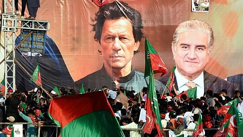 ഇമ്രാന് ഖാന്റെ മോചനത്തിനായി തെരുവിലിറങ്ങി ആയിരങ്ങള്; വന് പ്രതിഷേധ റാലി സംഘടിപ്പിച്ച് പാകിസ്ഥാന് തെഹ്രീക്-ഇ-ഇന്സാഫ് പാർട്ടി