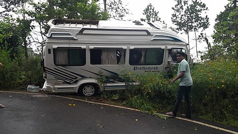 ഇല്ലിക്കൽ കല്ലിൽ നിന്ന് മടങ്ങിയ ട്രാവലർ അപകടത്തിൽപെട്ടു; ഏഴ് പേർക്ക് പരുക്ക്