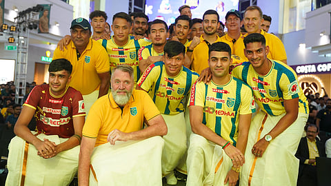 മഞ്ഞപ്പട അവതരിച്ചു; തനിനാടന് ലുക്കില് ടീം അംഗങ്ങളെ പരിചയപ്പെടുത്തി കേരള ബ്ലാസ്റ്റേഴ്സ്