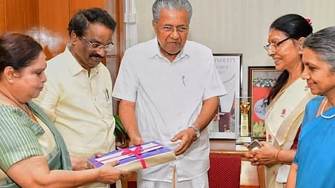 ഹേമ കമ്മിറ്റി റിപ്പോര്ട്ടിന്റെ പൂര്ണരൂപം പ്രത്യേക അന്വേഷണ സംഘത്തിന് കൈമാറണം; നിര്ദേശവുമായി ഹൈക്കോടതി