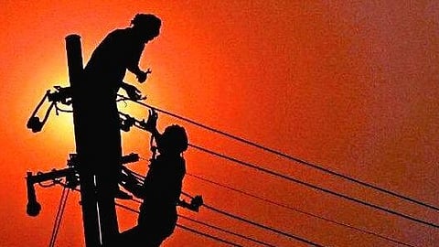 വൈദ്യുതി വിച്ഛേദിക്കാൻ ചെന്നു; പനങ്ങാട് കെഎസ്ഇബിയിലെ ഉദ്യോഗസ്ഥർക്ക് മർദനം