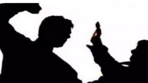 വാഹനത്തിന് സൈഡ് നൽകിയില്ല; പഞ്ചായത്ത് അംഗത്തിനും മകൾക്കും മർദനം