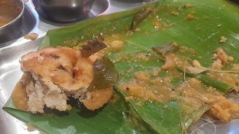 തിരുവനന്തപുരം വെൺപാലവട്ടത്തെ കടയിൽ നിന്ന് വാങ്ങിയ ഉഴുന്നുവടയിൽ ബ്ലേഡ്