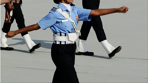 മുറിയിൽ വിളിച്ചുവരുത്തി പീഡിപ്പിച്ചു; ജമ്മു കശ്മീരിൽ വ്യോമസേന വിംഗ് കമാൻഡർക്കെതിരെ വനിത ഫ്ലൈയിംഗ് ഓഫിസർ