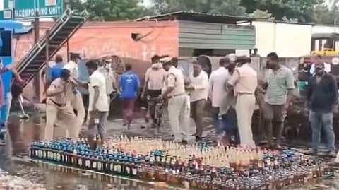 VIDEO| വ്യാജമദ്യം നശിപ്പിക്കാൻ റോഡിൽ നിരത്തി പൊലീസ് ; ഇരച്ചെത്തിയ ജനക്കൂട്ടം വാരിയെടുത്തോടി