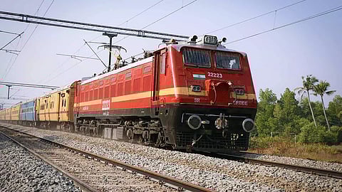 യുപിയിൽ റെയിൽവേ പാളത്തിൽ റീൽസ് ചിത്രീകരണം: ദമ്പതികളും കുഞ്ഞും ട്രെയിനിടിച്ച് മരിച്ചു