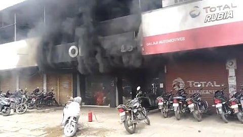 സ്കൂട്ടറിന്റെ തകരാർ പരിഹരിച്ചില്ല; ഒല ഷോറൂമിന് തീയിട്ട് ഉപയോക്താവ്