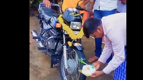 ബൈക്കിന്റെ പിറന്നാളിന് കേക്ക് മുറിച്ച് ആഘോഷിച്ച് യുവാവ്; വീഡിയോ വൈറൽ