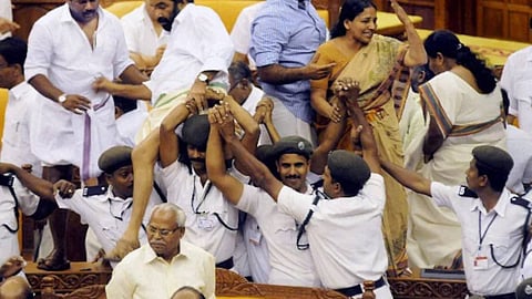 നിയമസഭ കയ്യാങ്കളി: യുഡിഎഫ് എംഎല്എമാര്ക്കെതിരായ കേസ് റദ്ദാക്കി