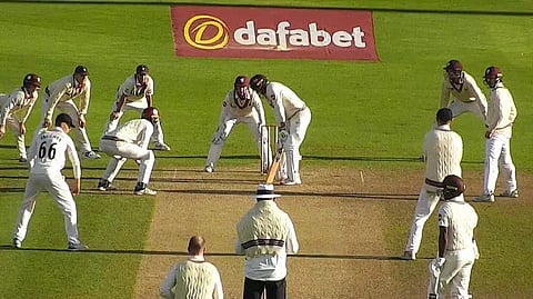 ബാക്കിയുള്ളത് മൂന്ന് മിനിറ്റ്, വേണ്ടത് ഒരു വിക്കറ്റ്: 10 പേരെ ബാറ്റര്ക്ക് ചുറ്റും ഫീല്ഡര്മാരെ നിര്ത്തി സോമര്സെറ്റ്; കൗണ്ടി ക്രിക്കറ്റില് ത്രില്ലിങ് ഫിനിഷ്