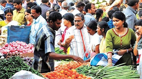 ഓണത്തിരക്കിൽ മലയാളികൾ; കളറാക്കാൻ വമ്പൻ ഓഫറുകളുമായി വ്യാപാരികൾ