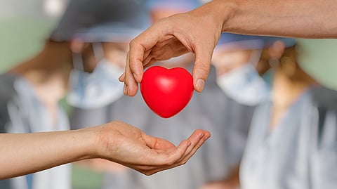 "രക്തബന്ധമില്ലാത്തവർക്കും നിബന്ധനകൾ പാലിച്ചുകൊണ്ട് അവയവം ദാനം ചെയ്യാം"; ഉത്തരവിട്ട് ഹൈക്കോടതി