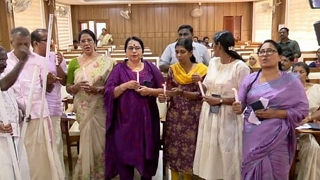 വഴിവിളക്കുകൾ പ്രവർത്തിക്കുന്നില്ല; പത്തനംതിട്ട നഗരസഭ യോഗത്തില് മെഴുകുതിരികളുമായി പ്രതിപക്ഷ പ്രതിഷേധം