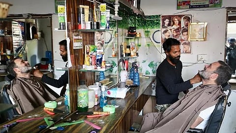 താടിയും മുടിയും വെട്ടിയതിന് സമ്മാനവുമായി രാഹുൽ ഗാന്ധി; സന്തോഷം പങ്കുവെച്ച് ബാർബർ മിഥുൻ