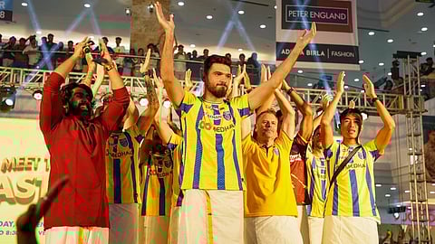 "ഒന്നായി പോരാടാം"; ബ്ലാസ്റ്റേഴ്സിനെ മൈതാനിയിലേക്ക് നയിക്കാൻ ചൂരല്മലയിലെയും മുണ്ടക്കൈയിലെയും കുട്ടികള്