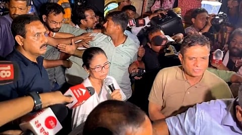 'എനിക്ക് ഒരല്പ്പം സമയം കൂടി തരൂ'; പ്രതിഷേധിക്കുന്ന ഡോക്ടര്മാര്ക്ക് മുന്നില് അപ്രതീക്ഷിതമായെത്തി മമത ബാനര്ജി