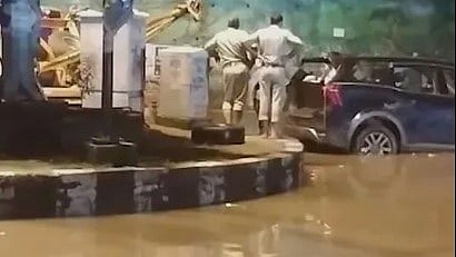 വെള്ളക്കെട്ടിൽ കാറ് മുങ്ങി: ബാങ്ക് മാനേജർക്കും കാഷ്യർക്കും ദാരുണാന്ത്യം