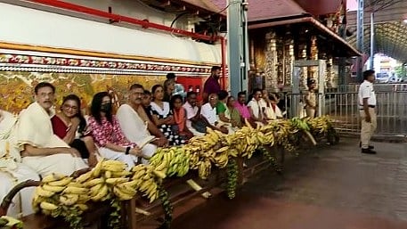 ഉത്രാട ദിനത്തിൽ ഗുരുവായൂരിൽ ഭക്തജനത്തിരക്ക്; കണ്ണന് കാഴ്ചക്കുലകൾ സമർപ്പിച്ച് ഭക്തർ